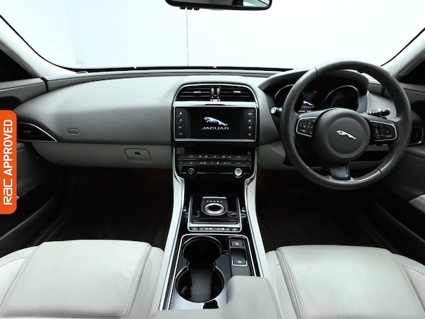 Used Jaguar XE 2016 for sale - 76088284: Photo 2