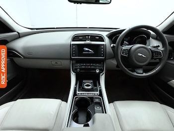 Used Jaguar XE 2016 for sale - 76088284: Photo 2