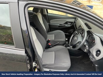 Used Toyota Yaris 2018 for sale - 76576224: Photo