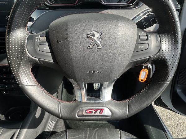 Used Peugeot 208 2018 for sale - 76256003: Photo 12