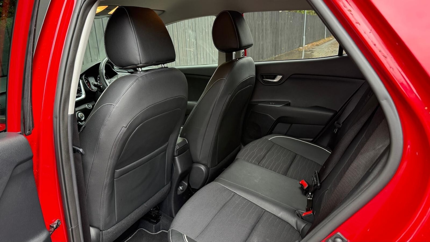 Used Kia Stonic 2023 for sale - 76622960: Photo 30