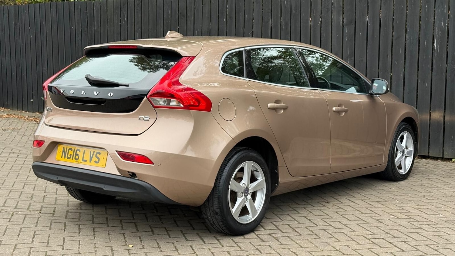 Used Volvo V40 2016 for sale - 76622950: Photo 10