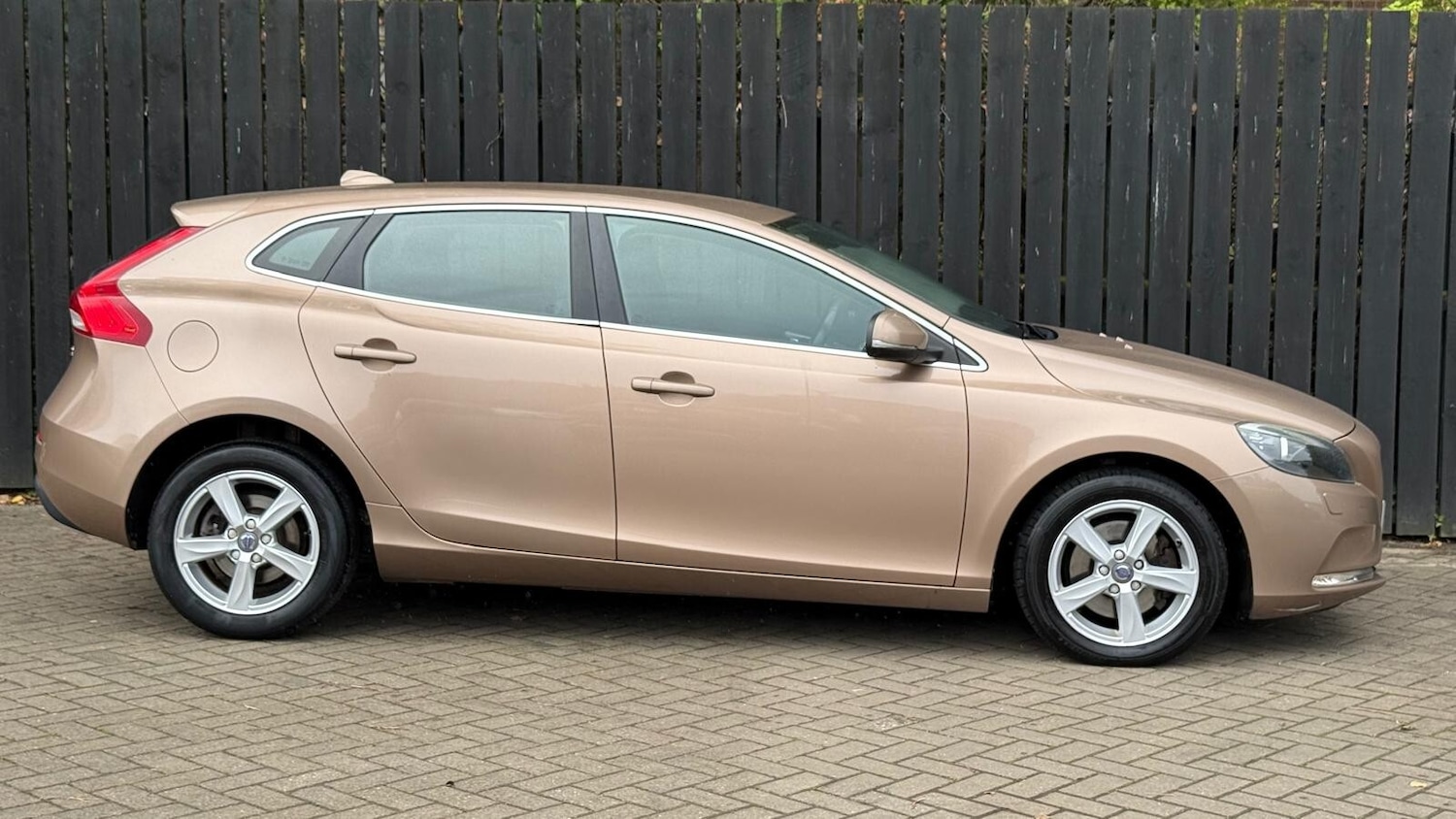Used Volvo V40 2016 for sale - 76622950: Photo 11