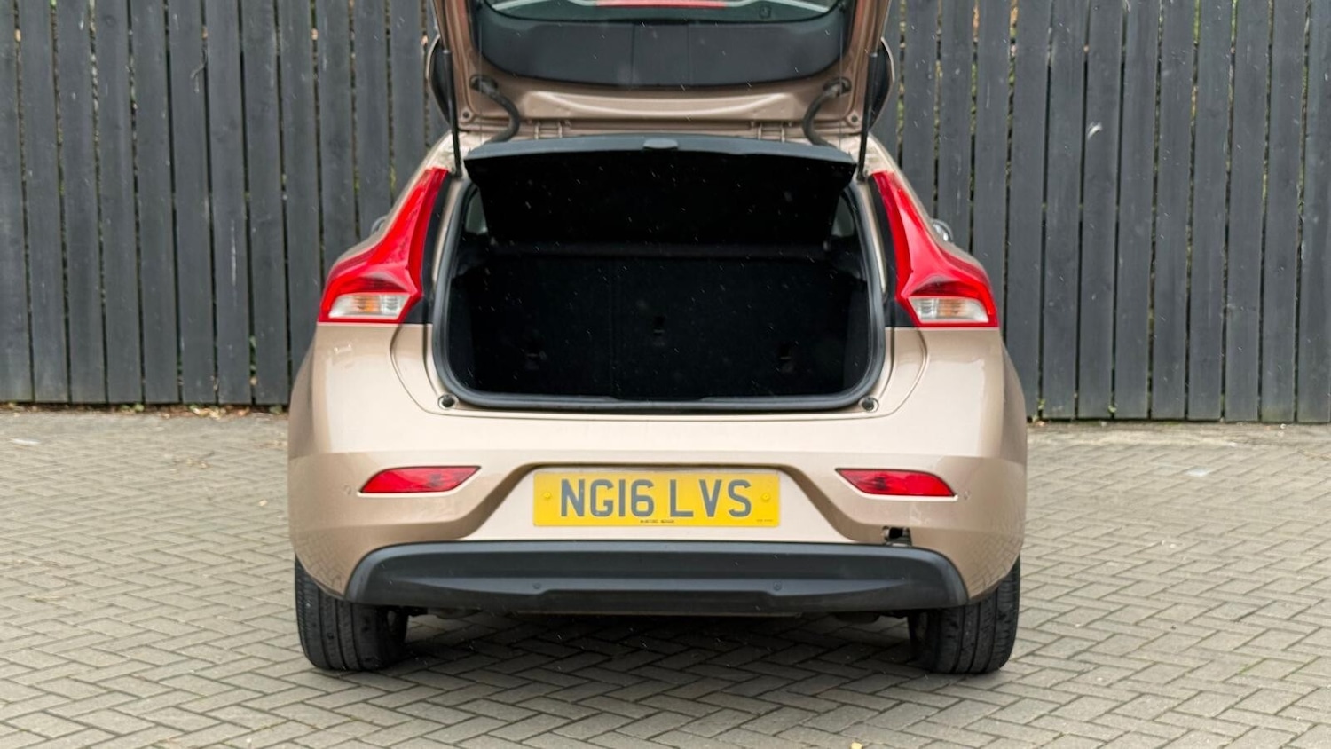 Used Volvo V40 2016 for sale - 76622950: Photo 8