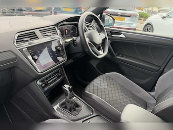 Used Volkswagen Tiguan 2023 for sale - 76221808: Photo 2