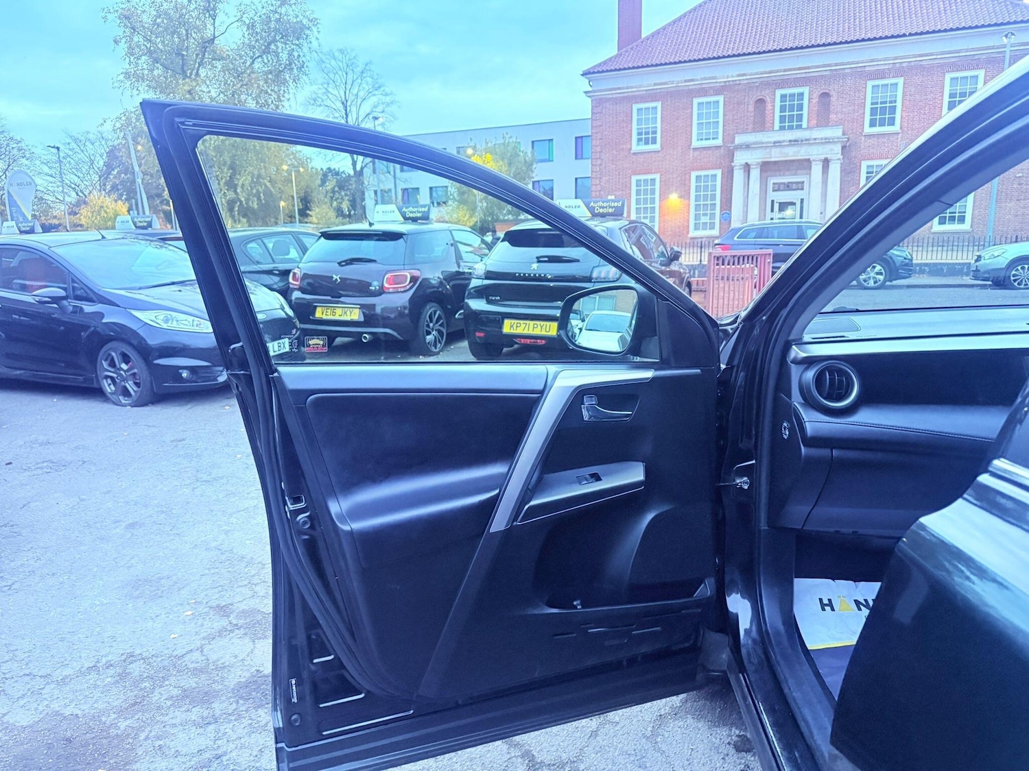 Used Toyota RAV4 2017 for sale - 76424059: Photo 43