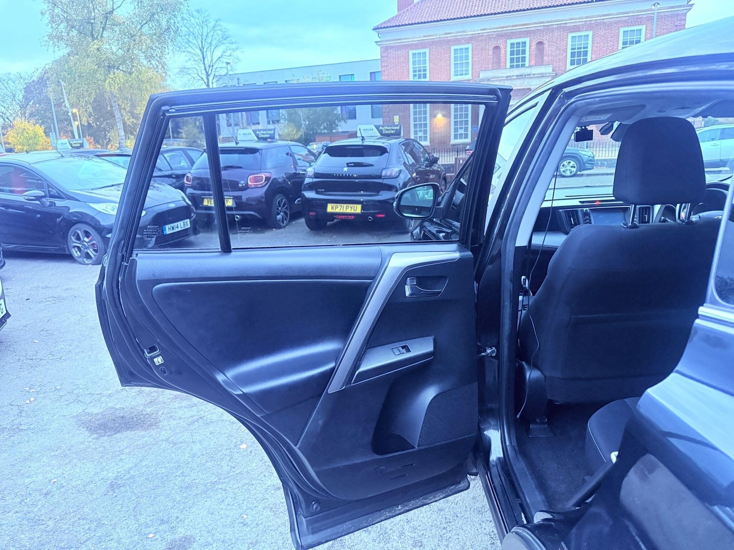 Used Toyota RAV4 2017 for sale - 76424059: Photo 44