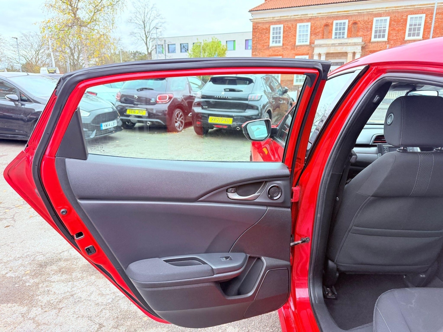 Used Honda Civic 2018 for sale - 76572145: Photo 39