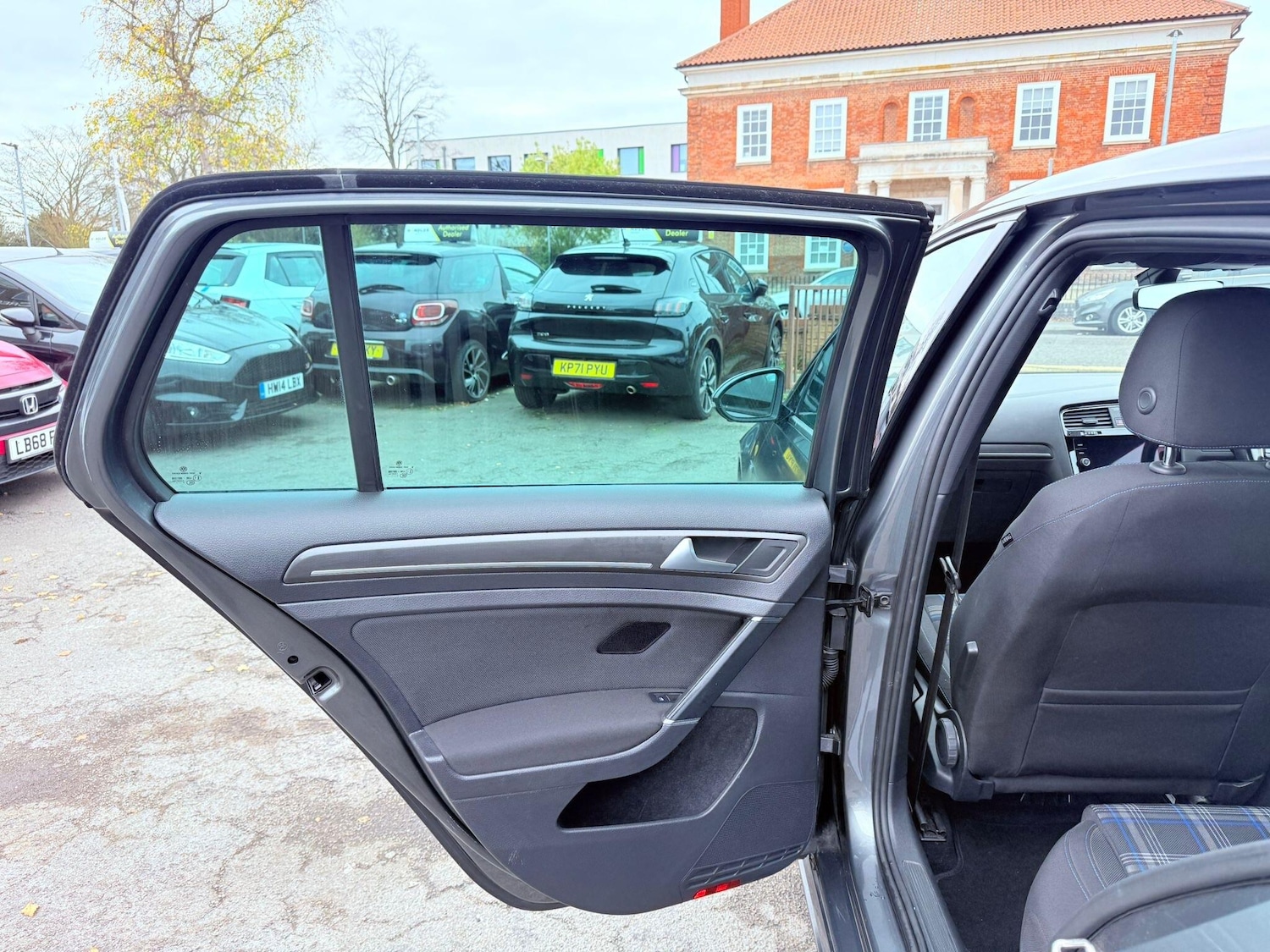 Used Volkswagen Golf 2017 for sale - 76597041: Photo 42