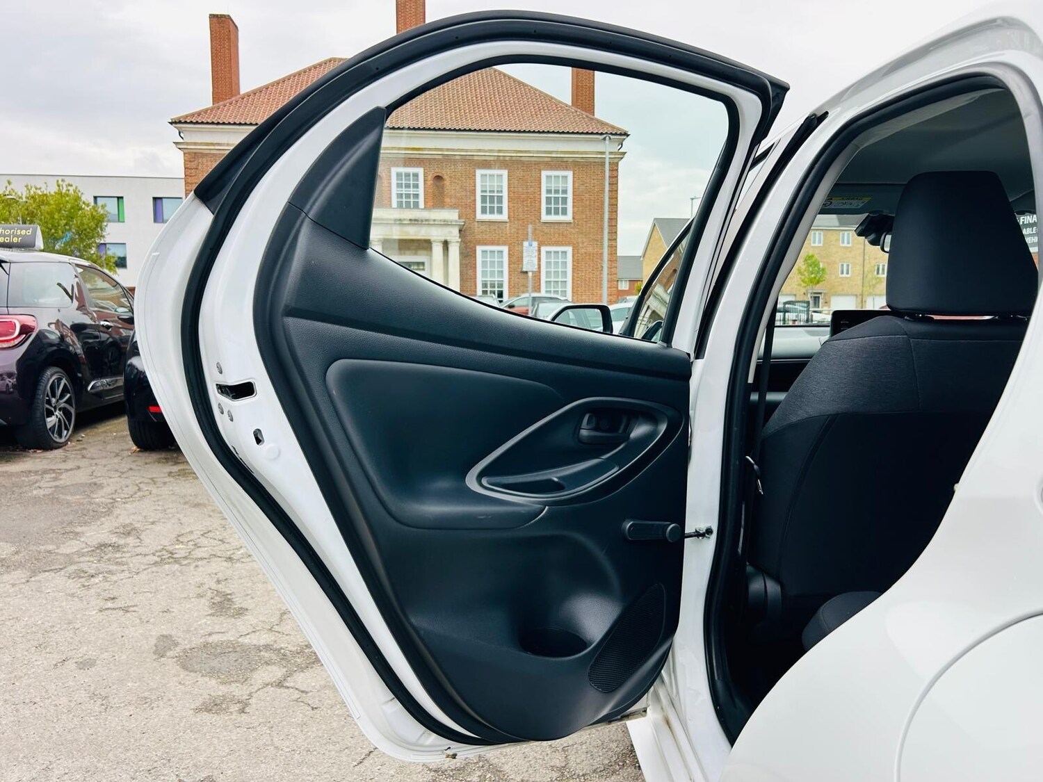 Used Toyota Yaris 2022 for sale - 76137052: Photo 39
