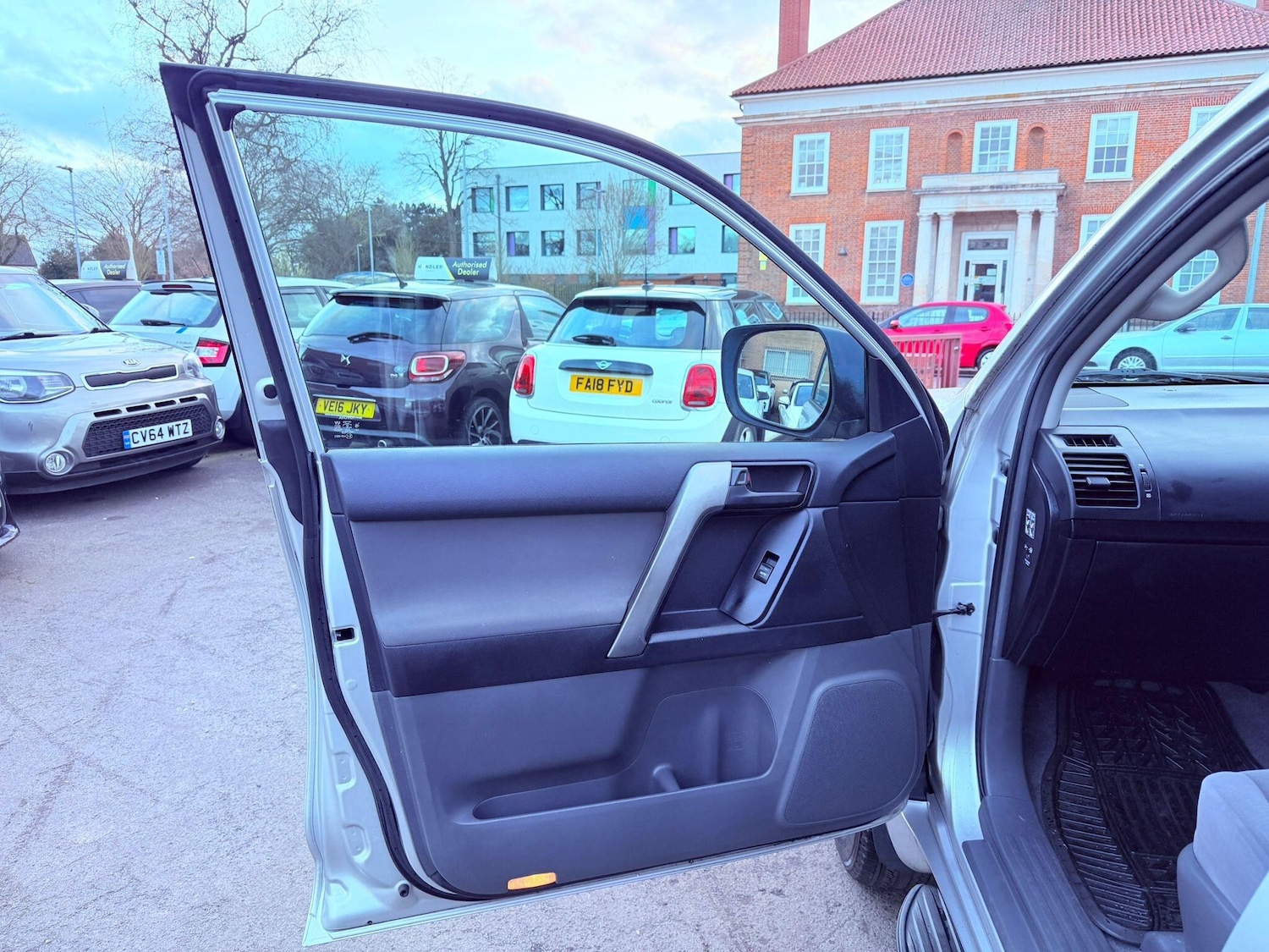 Used Toyota Land Cruiser 2010 for sale - 77710075: Photo 37