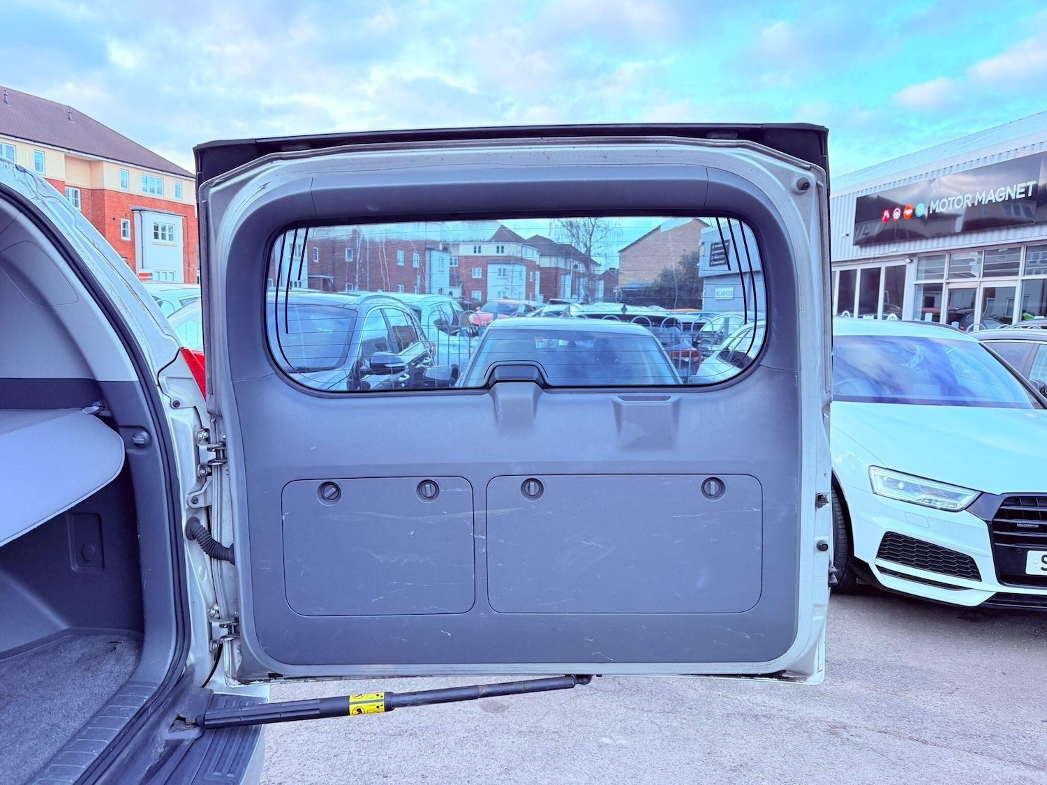 Used Toyota Land Cruiser 2010 for sale - 77710075: Photo 46