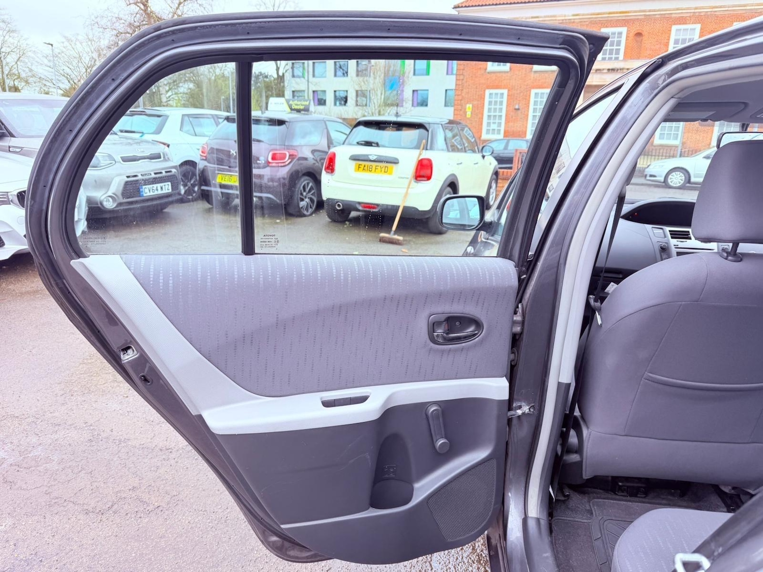 Used Toyota Yaris for sale - 77704703: Photo 35