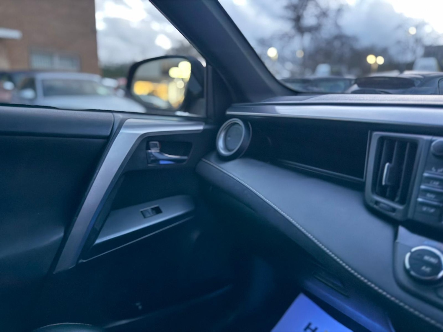 Used Toyota RAV4 2017 for sale - 76913918: Photo 42