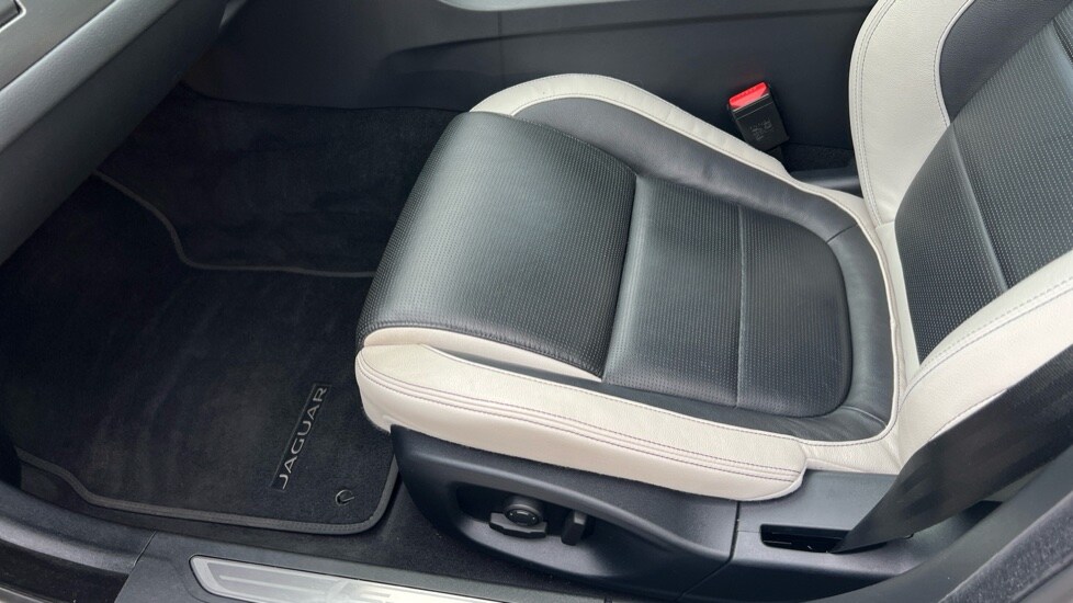 Used Jaguar XF 2017 for sale - 76007933: Photo 32