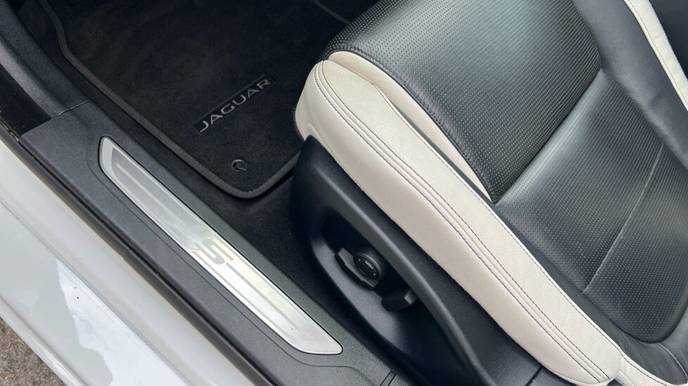 Used Jaguar XF 2017 for sale - 76007933: Photo 37