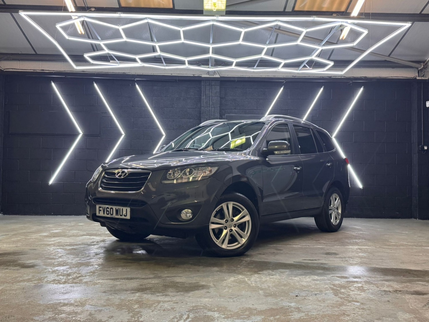 Used Hyundai Santa Fe 2011 for sale - 77494740: Photo 2