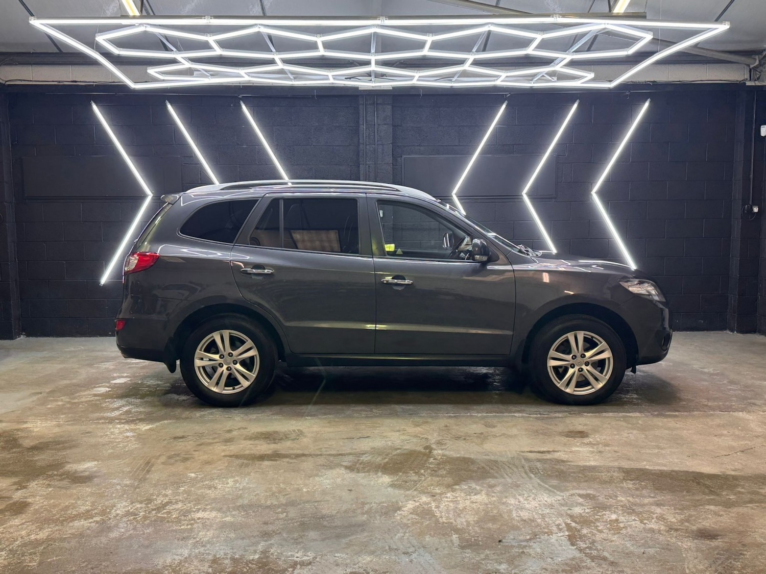 Used Hyundai Santa Fe 2011 for sale - 77494740: Photo 23