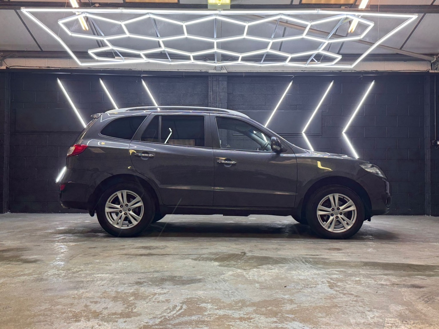 Used Hyundai Santa Fe 2011 for sale - 77494740: Photo 28