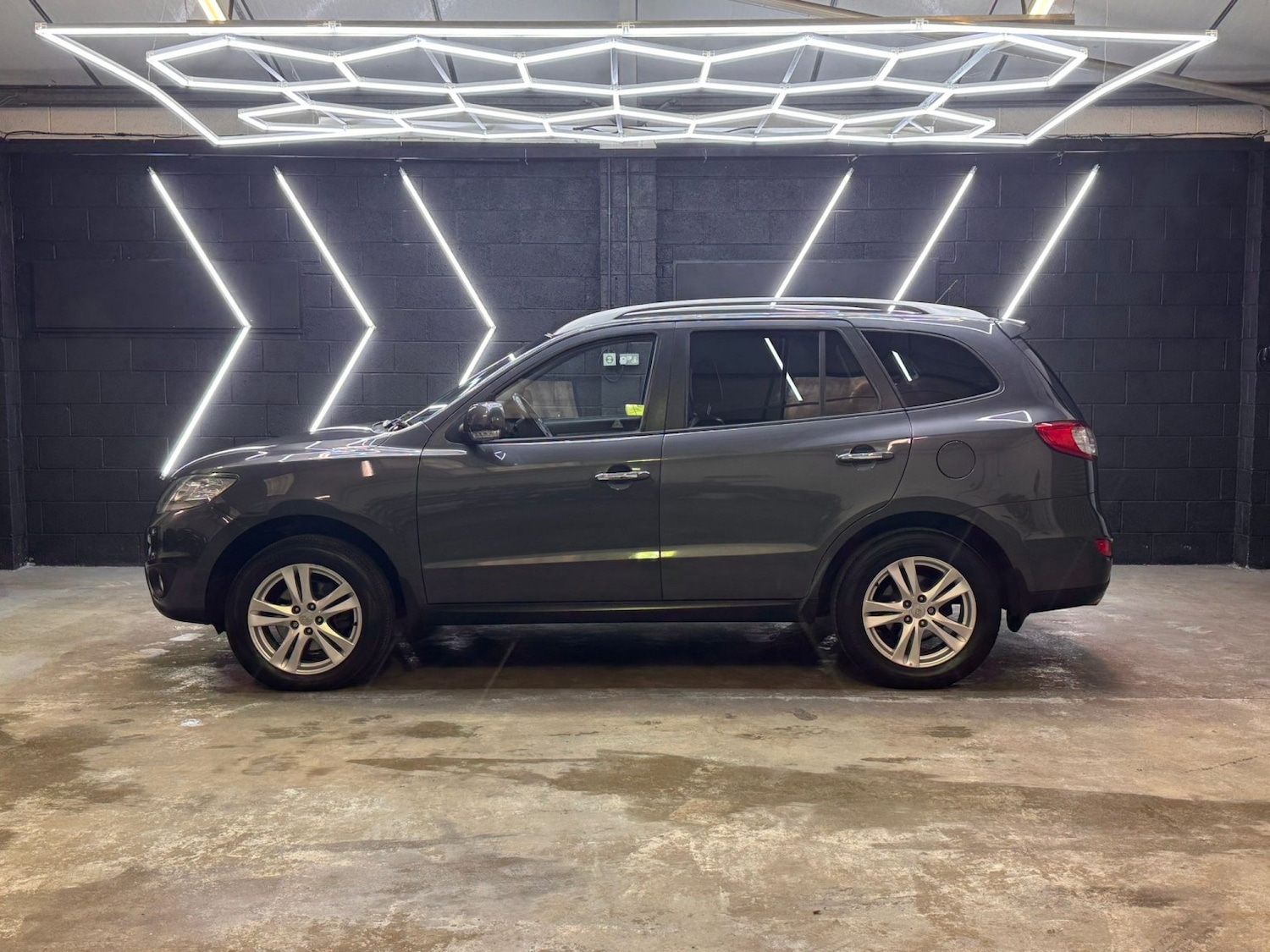 Used Hyundai Santa Fe 2011 for sale - 77494740: Photo 4