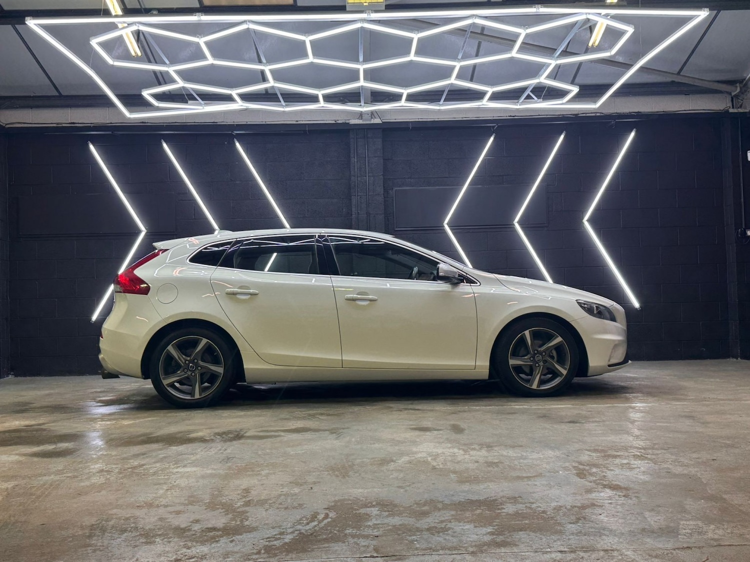 Used Volvo V40 2014 for sale - 77668668: Photo 25