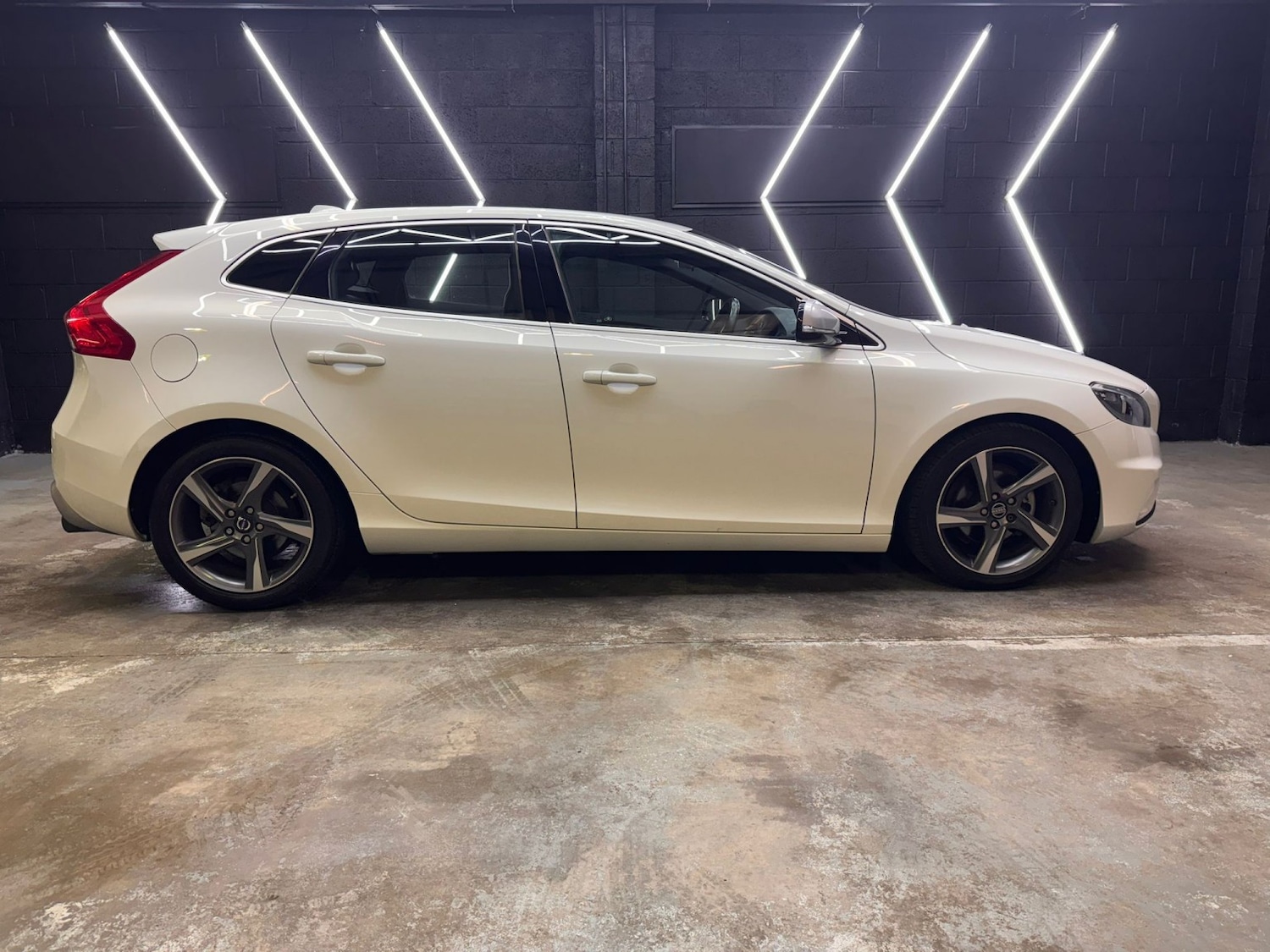 Used Volvo V40 2014 for sale - 77668668: Photo 29