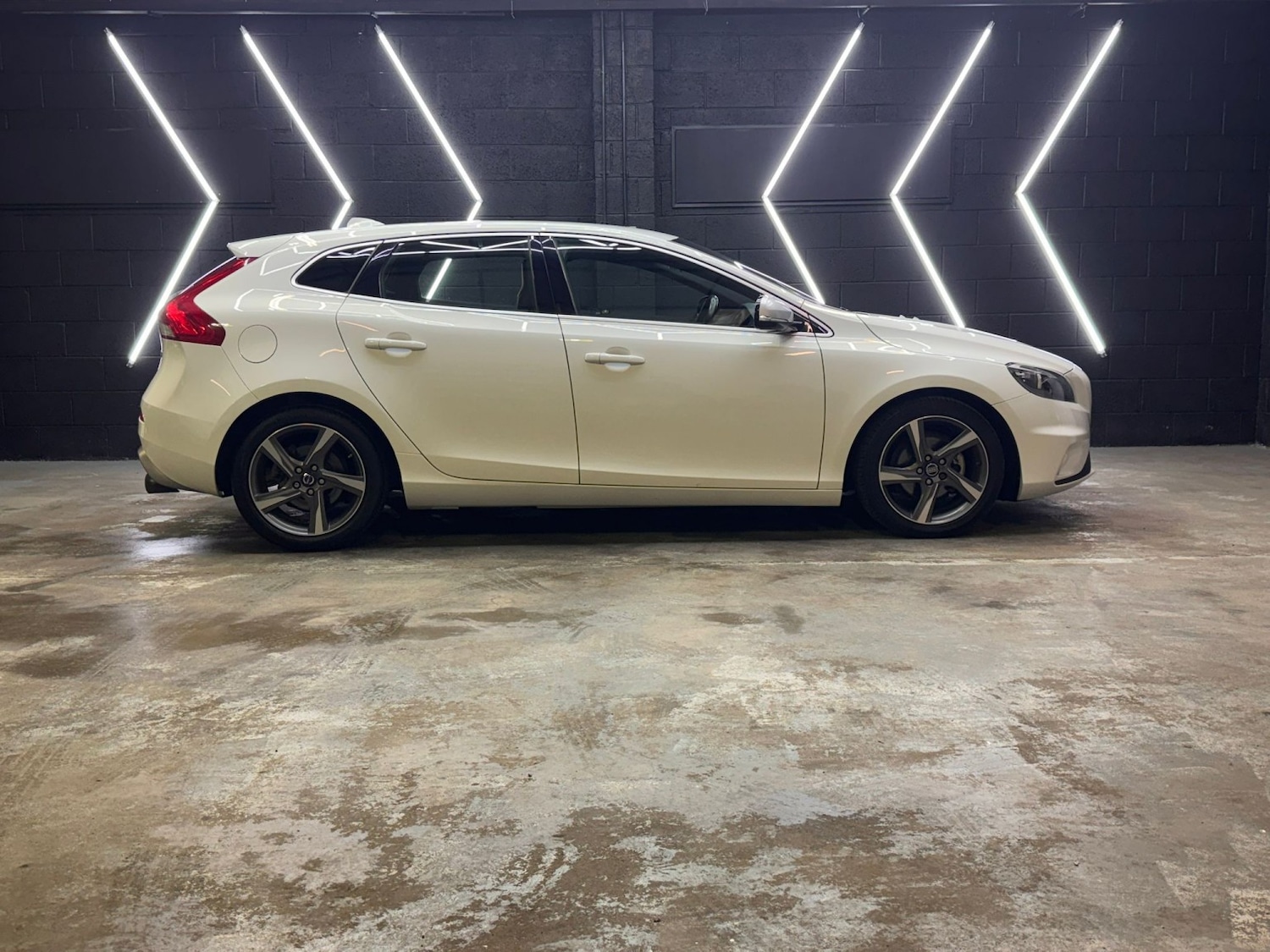 Used Volvo V40 2014 for sale - 77668668: Photo 30