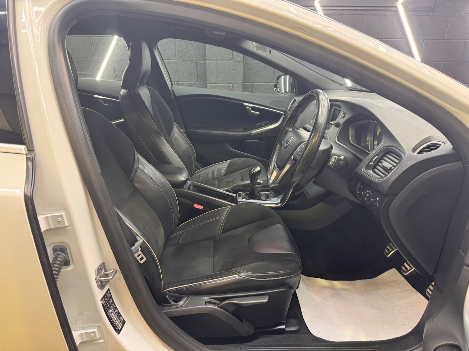 Used Volvo V40 2014 for sale - 77668668: Photo 34