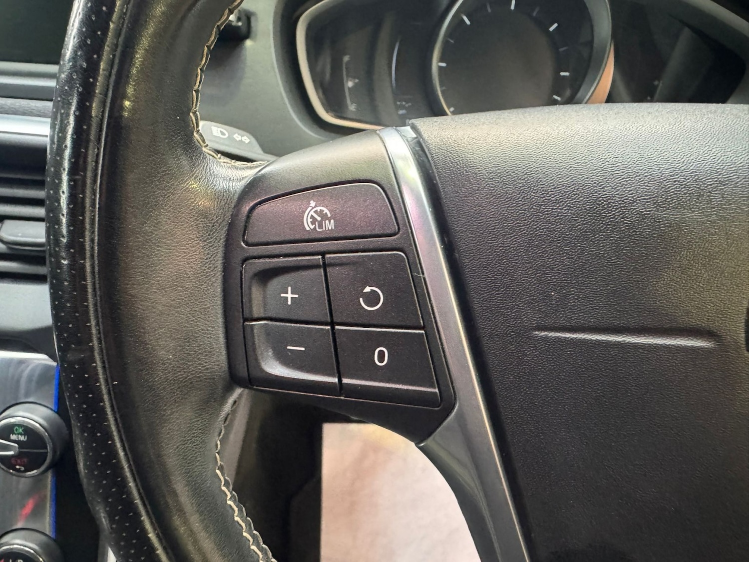 Used Volvo V40 2014 for sale - 77668668: Photo 40