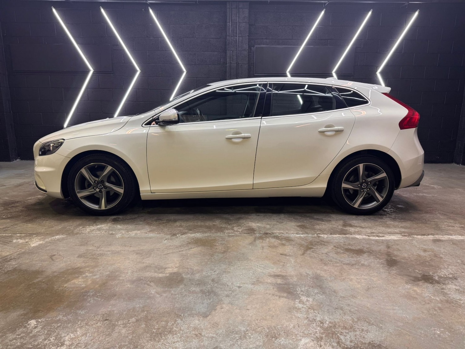 Used Volvo V40 2014 for sale - 77668668: Photo 8