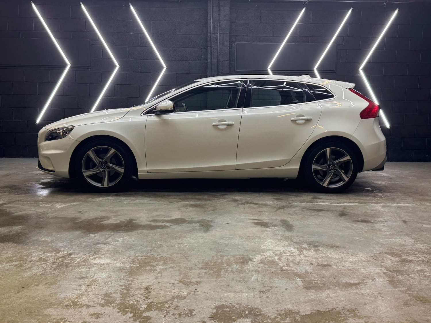 Used Volvo V40 2014 for sale - 77668668: Photo 9