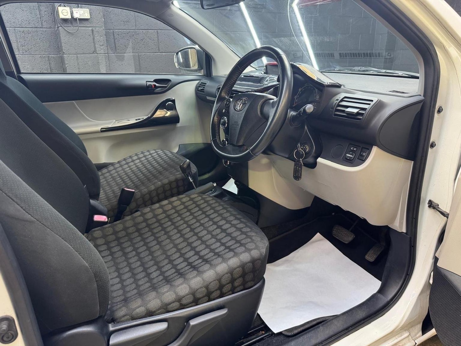 Used Toyota IQ 2011 for sale - 76725768: Photo 30