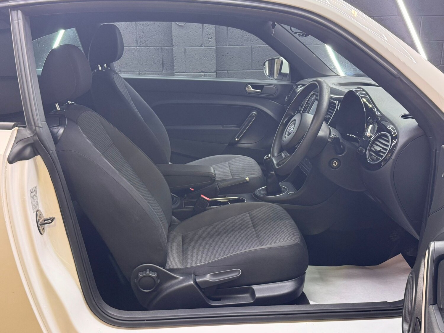 Used Volkswagen Beetle 2015 for sale - 77494795: Photo 33