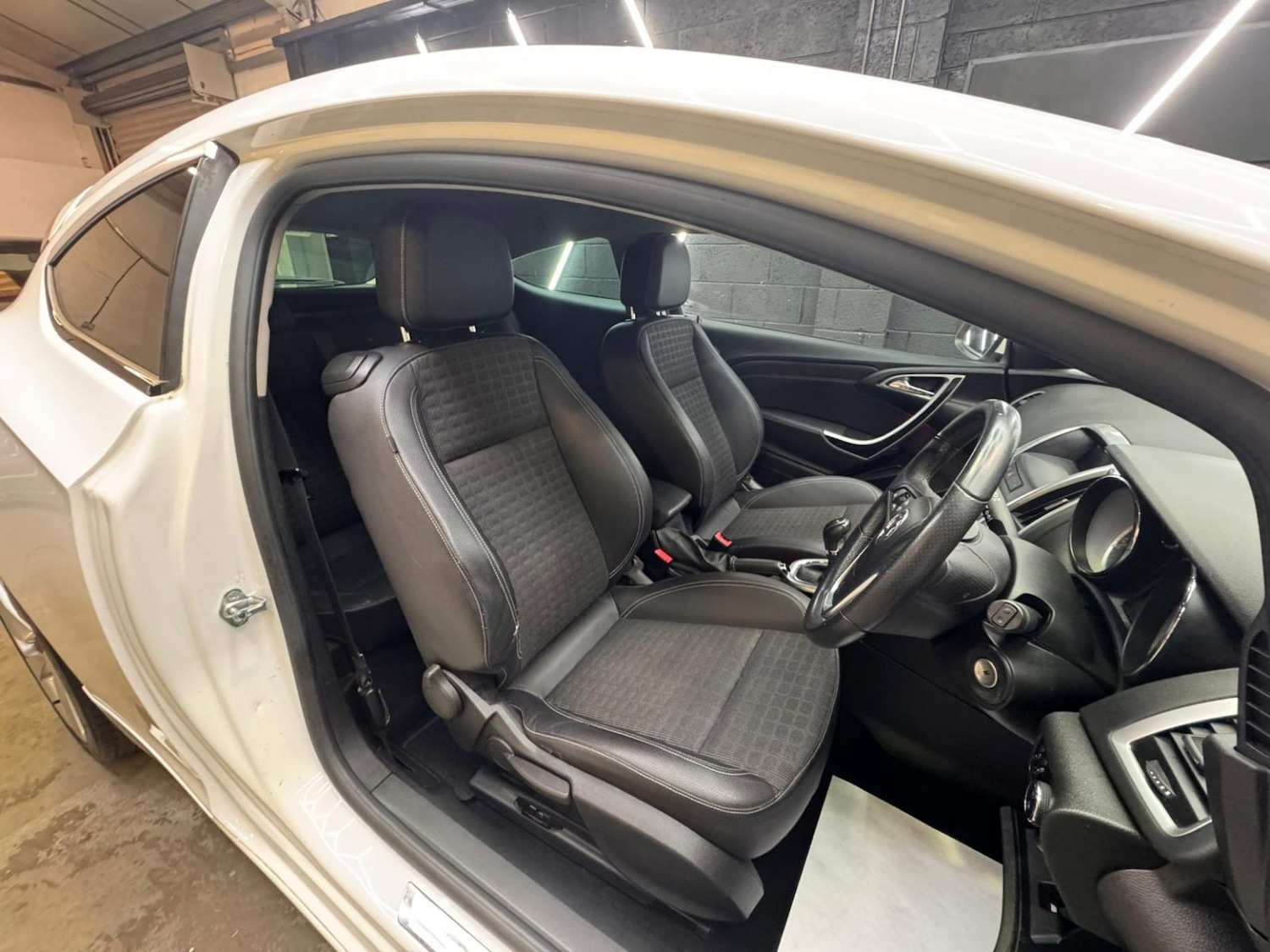 Used Vauxhall Astra GTC 2014 for sale - 77609877: Photo 34