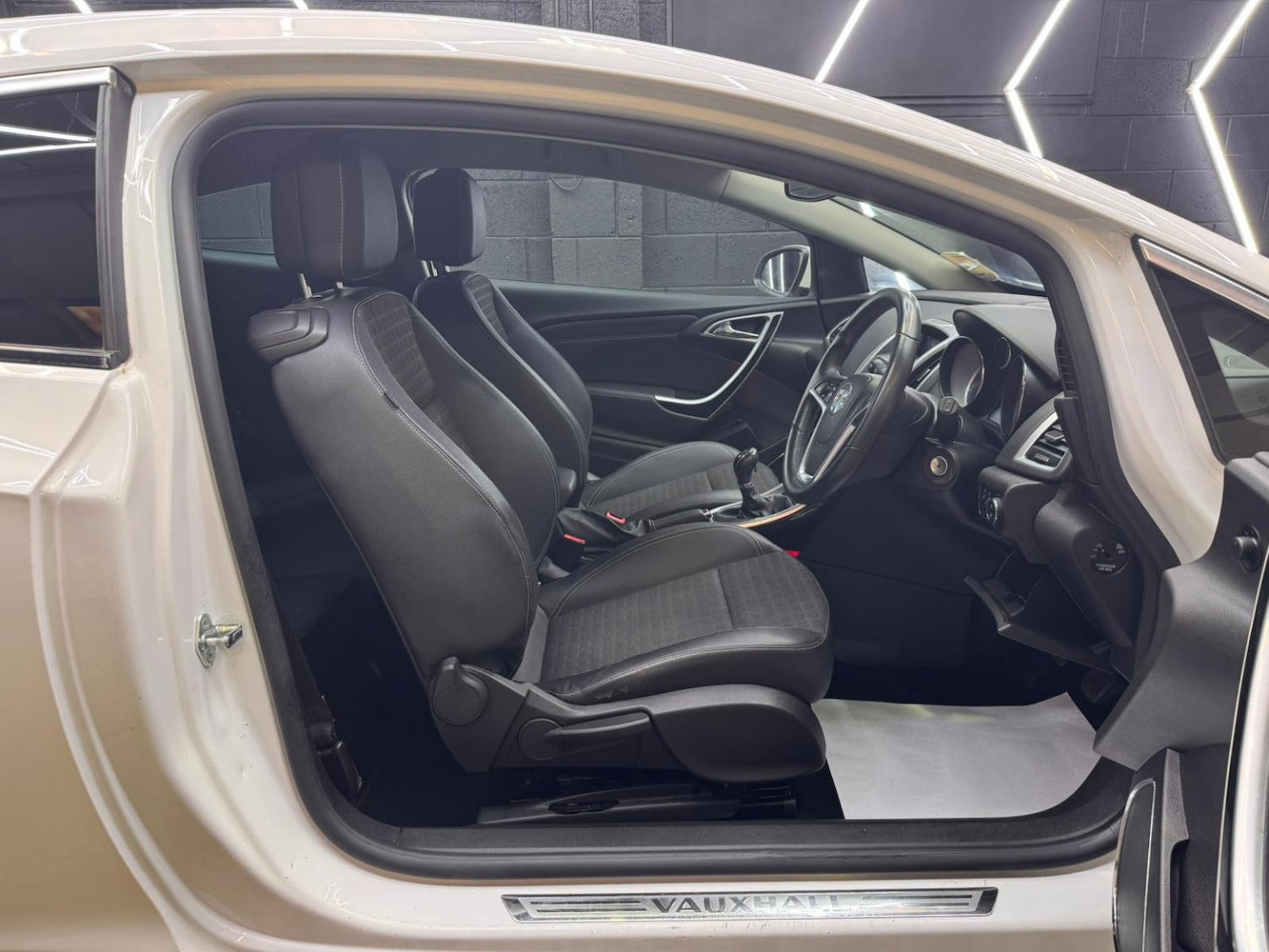 Used Vauxhall Astra GTC 2014 for sale - 77609877: Photo 35