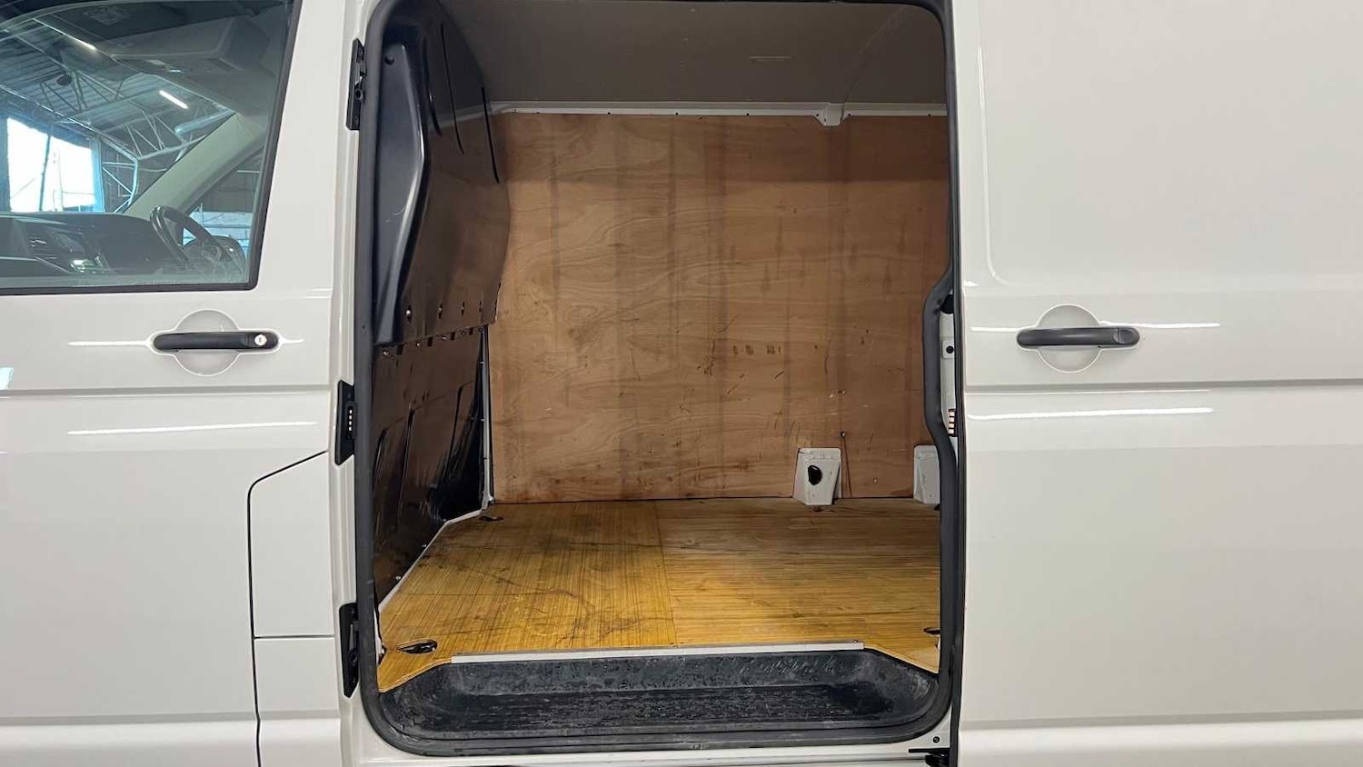 Used Volkswagen Transporter 2023 for sale - 76063500: Photo 9