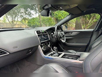 Used Jaguar XE 2020 for sale - 79574720: Photo