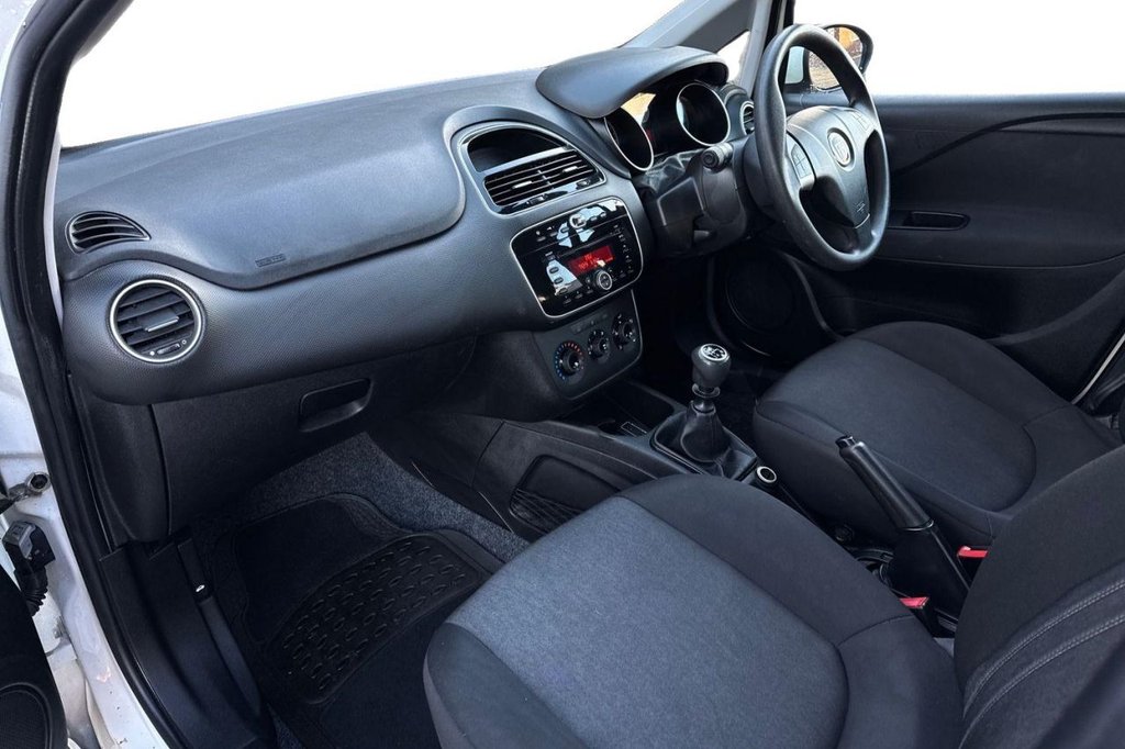 Used Fiat Punto 2015 for sale - 76710852: Photo 11