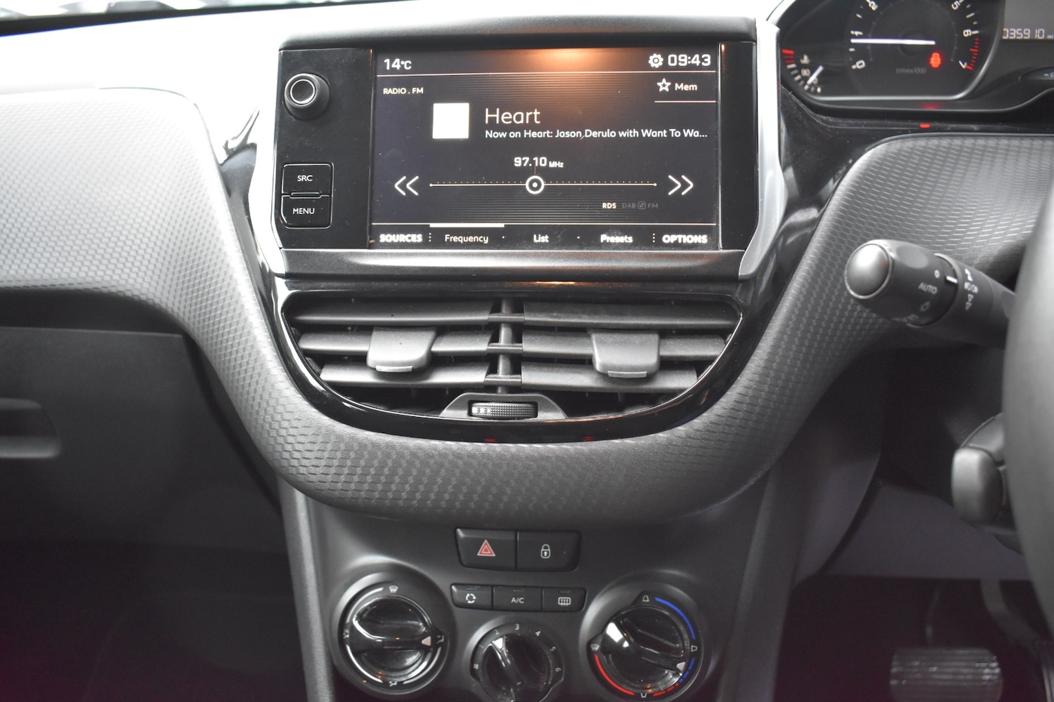 Used Peugeot 2008 2017 for sale - 76339742: Photo 16