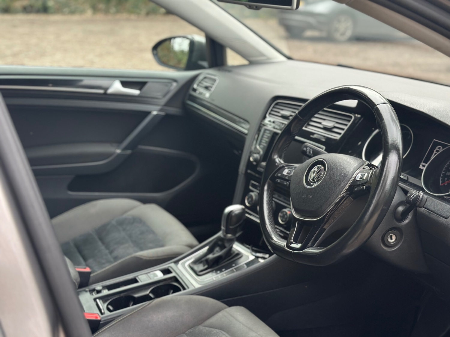 Used Volkswagen Golf 2015 for sale - 77641077: Photo 2