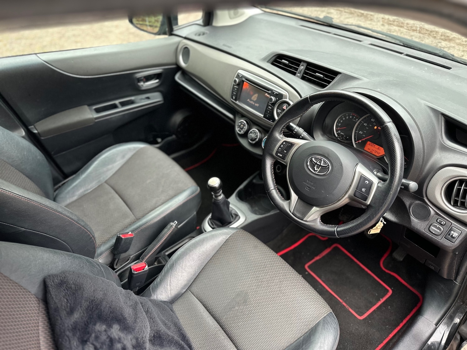 Used Toyota Yaris 2012 for sale - 77610703: Photo 2