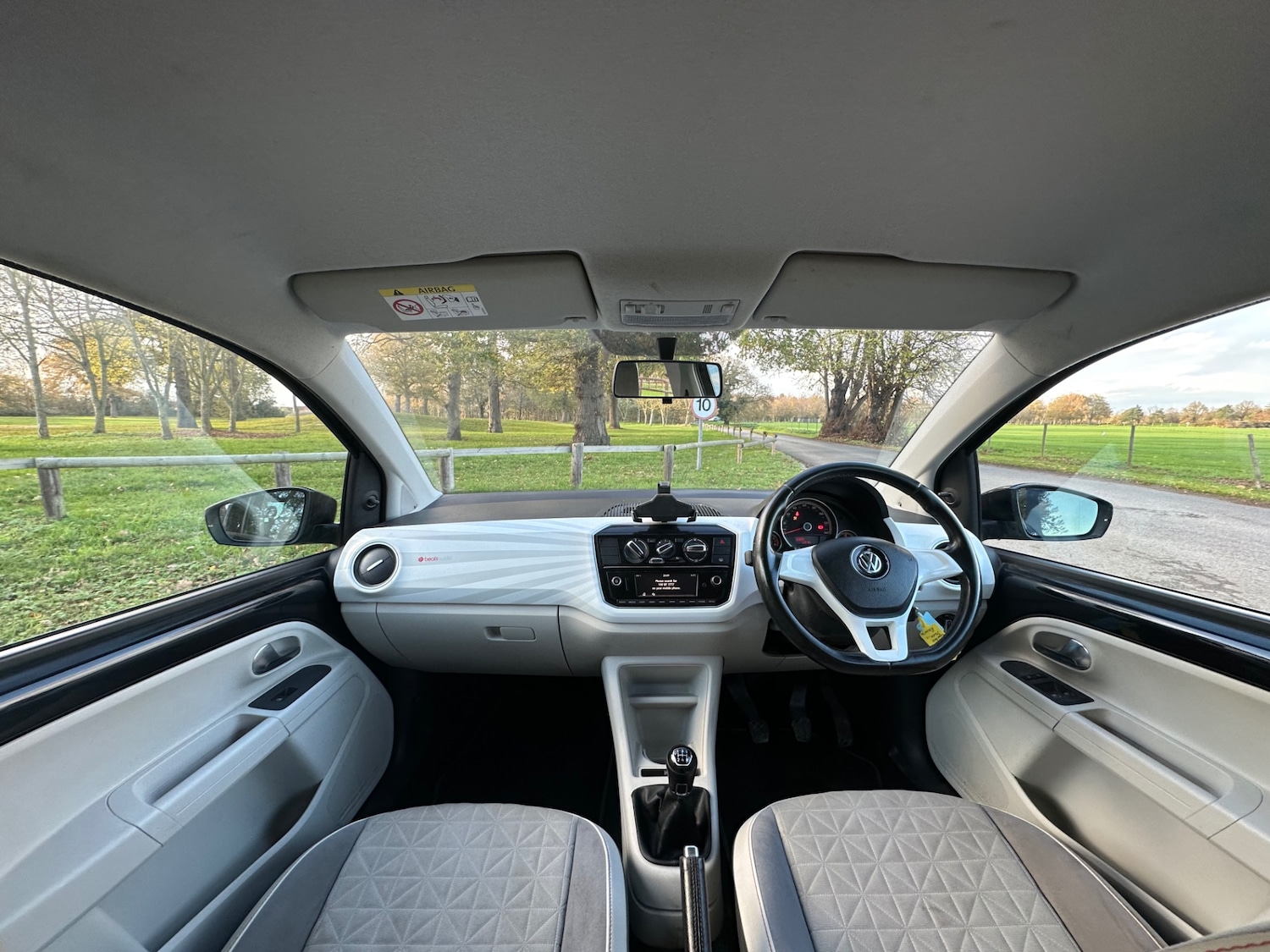 Used Volkswagen up! 2017 for sale - 76699630: Photo 2