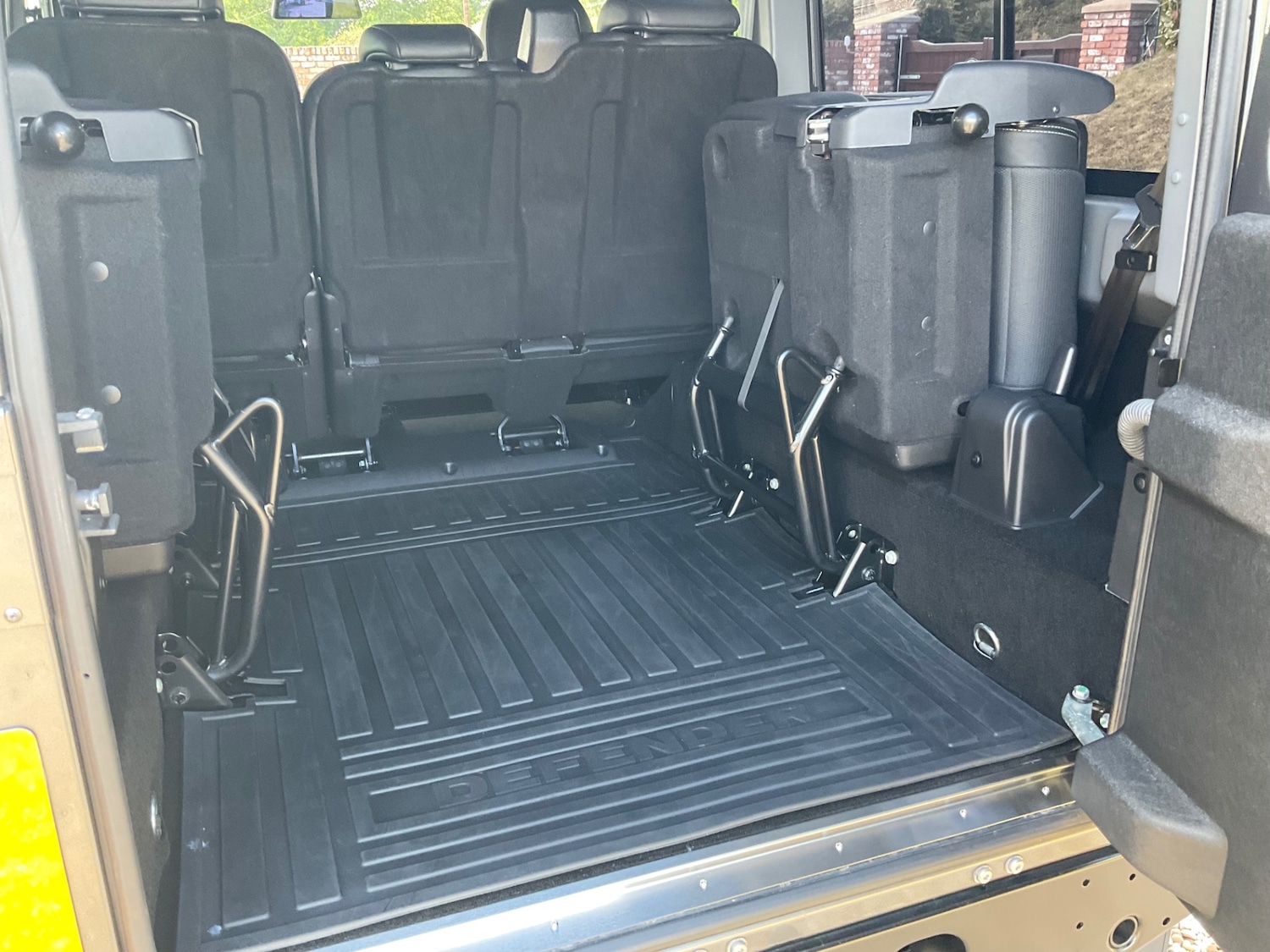 Used Land Rover Defender 110 2015 for sale - 75981572: Photo 25