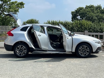 Used Volvo V40 2018 for sale - 75355009: Photo