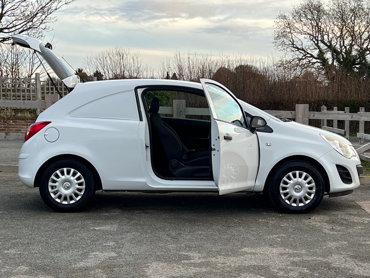 Used Vauxhall Corsa 2012 for sale - 76748273: Photo 3