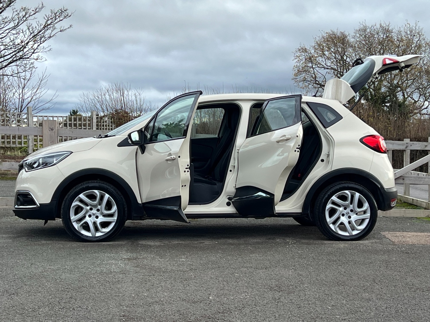 Used Renault Captur 2015 for sale - 76696257: Photo 2