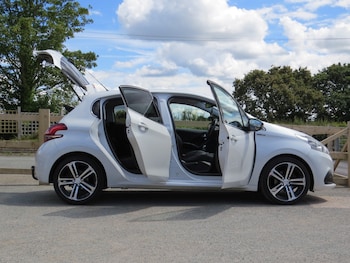 Used Peugeot 208 2015 for sale - 76219355: Photo 4