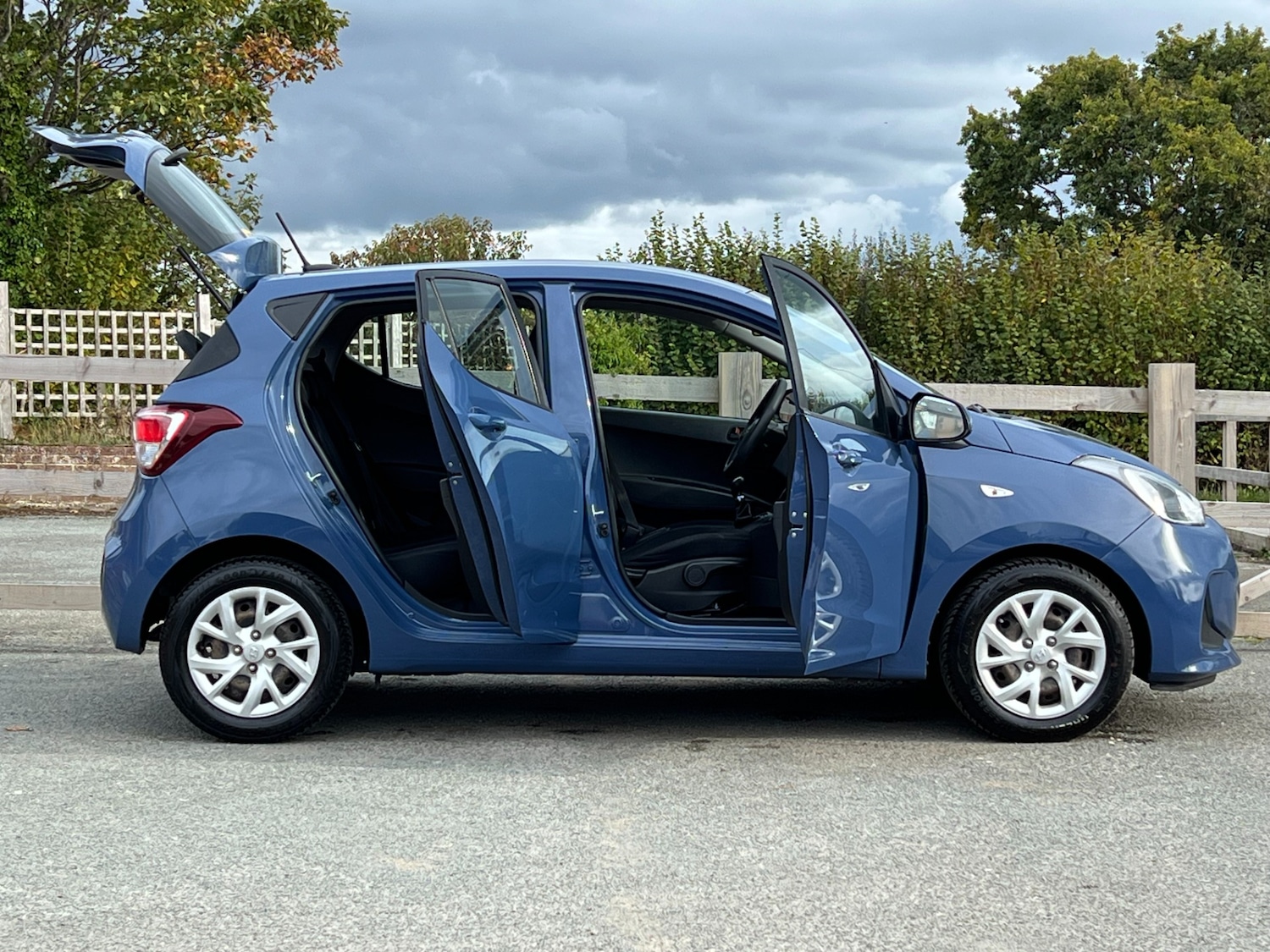 Used Hyundai i10 2017 for sale - 76106276: Photo 3