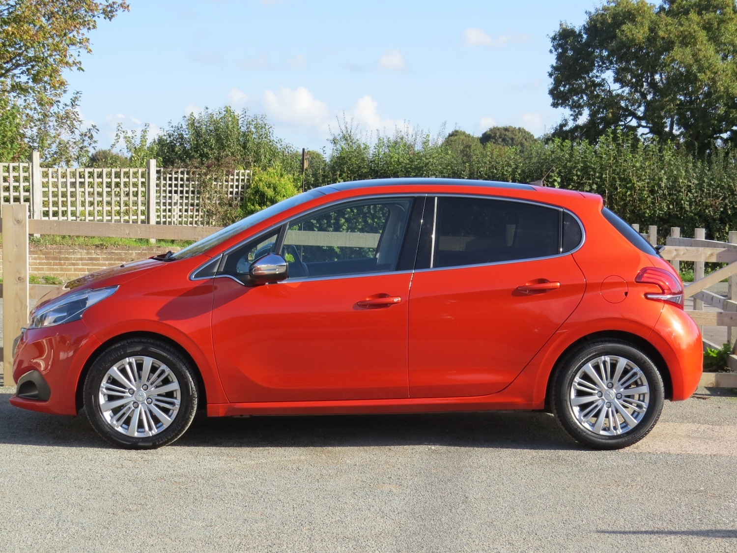 Used Peugeot 208 2017 for sale - 76493827: Photo 14