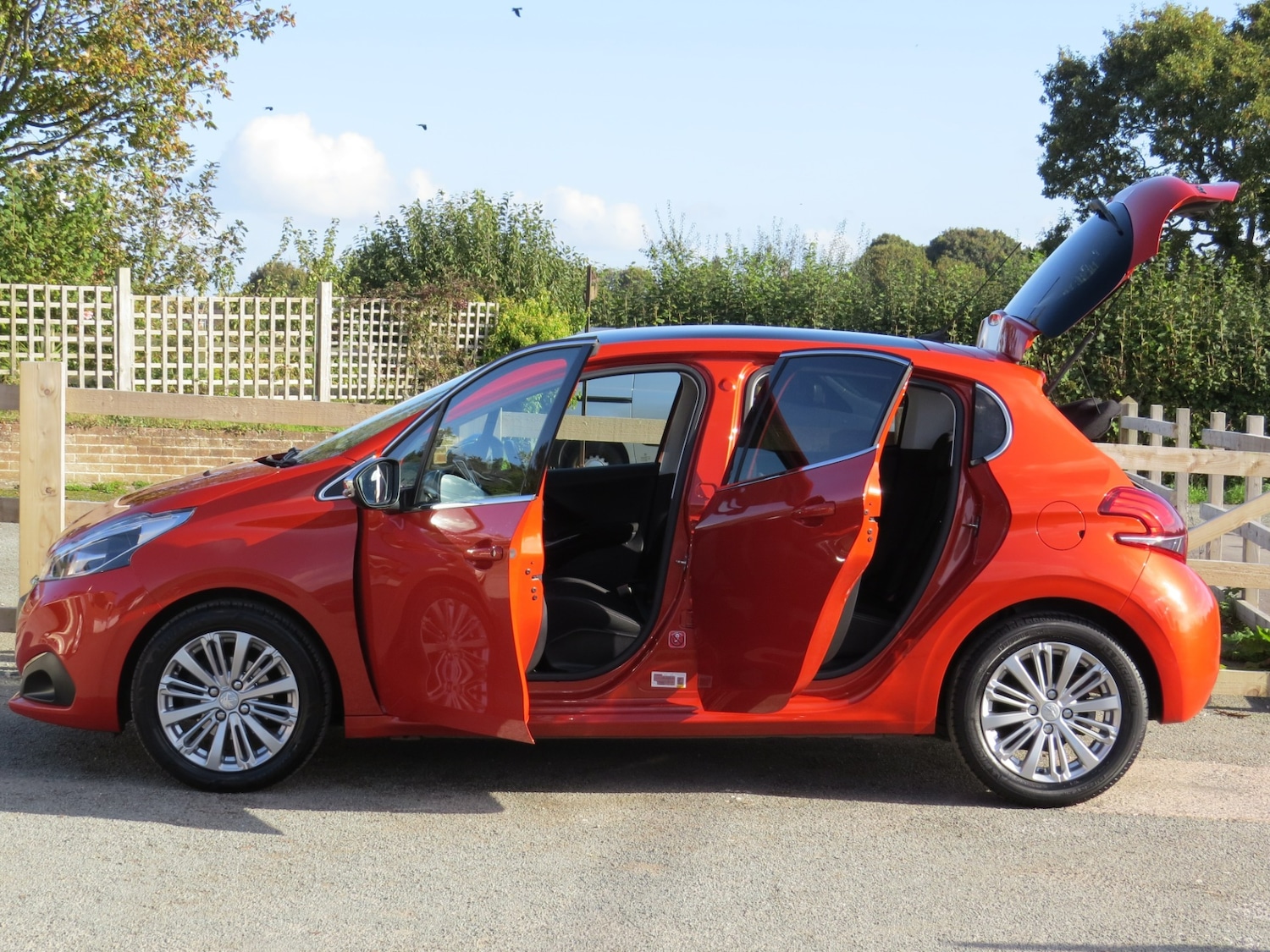 Used Peugeot 208 2017 for sale - 76493827: Photo 17